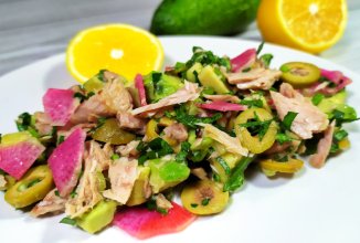 Салат с тунцом, оливками, редисом и авокадо