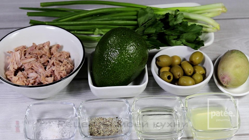 Салат с тунцом, оливками, редисом и авокадо - Шаг 1