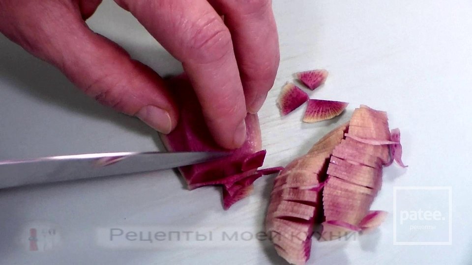 Салат с тунцом, оливками, редисом и авокадо - Шаг 2