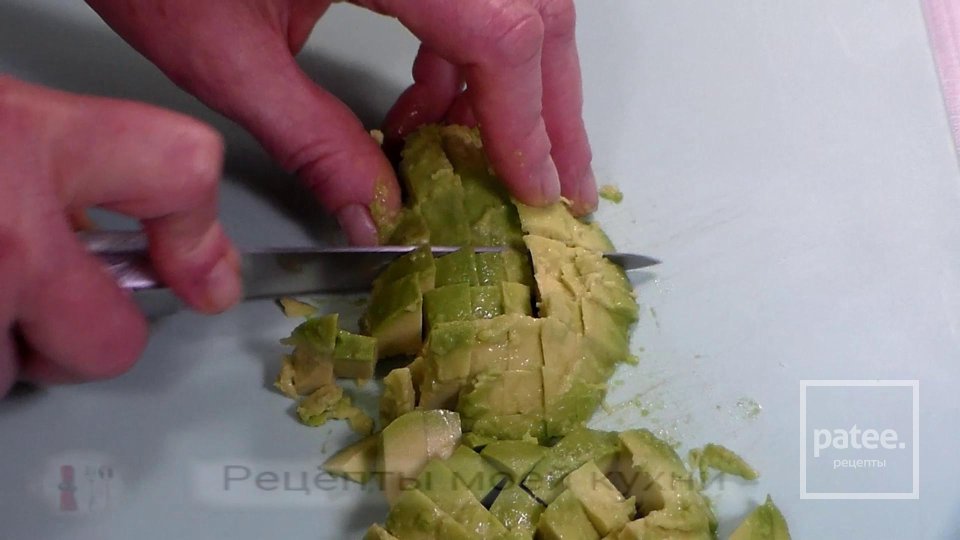 Салат с тунцом, оливками, редисом и авокадо - Шаг 5