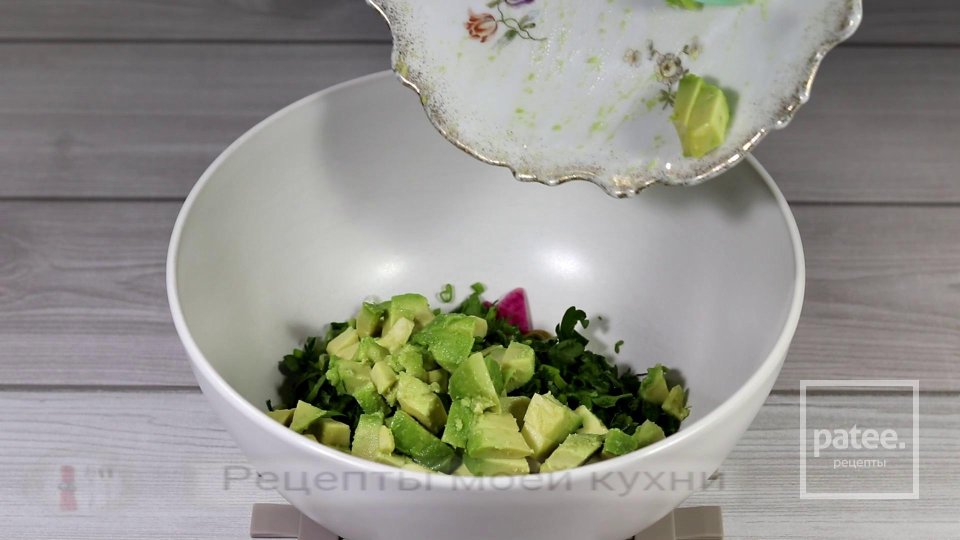 Салат с тунцом, оливками, редисом и авокадо - Шаг 6