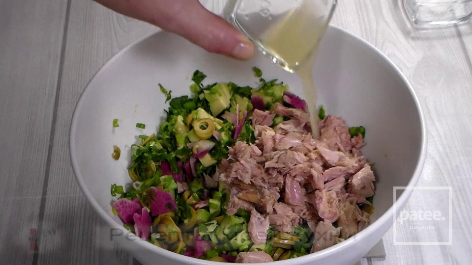Салат с тунцом, оливками, редисом и авокадо - Шаг 7