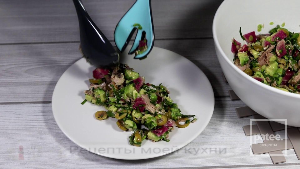 Салат с тунцом, оливками, редисом и авокадо - Шаг 8