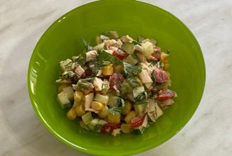 Салат с крабовыми палочками и кукурузой