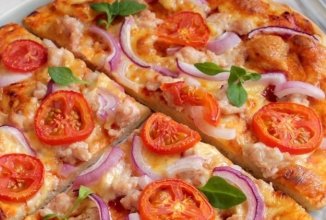 Пицца с фаршем, помидорами и луком 🍕