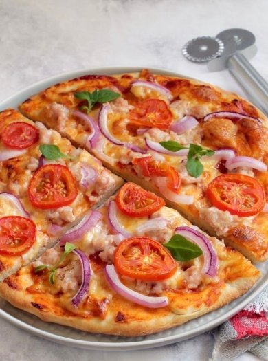 Пицца с фаршем, помидорами и луком 🍕