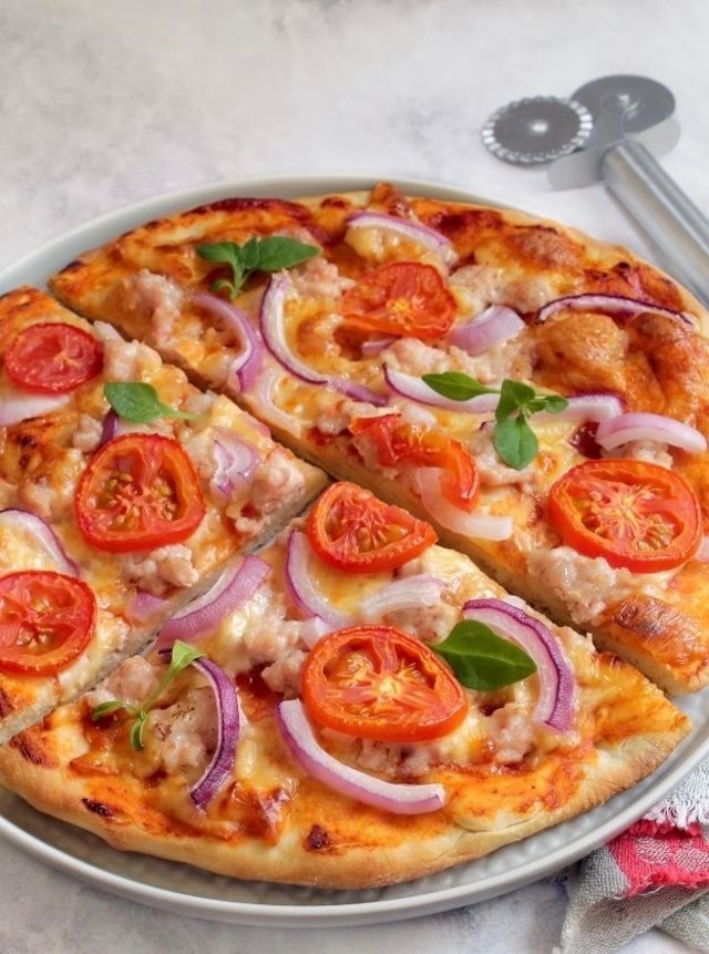 Пицца с фаршем, помидорами и луком 🍕