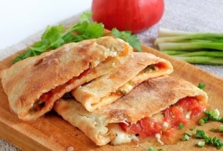 Кальцоне с помидорами, сыром и зеленым луком 👍🏼