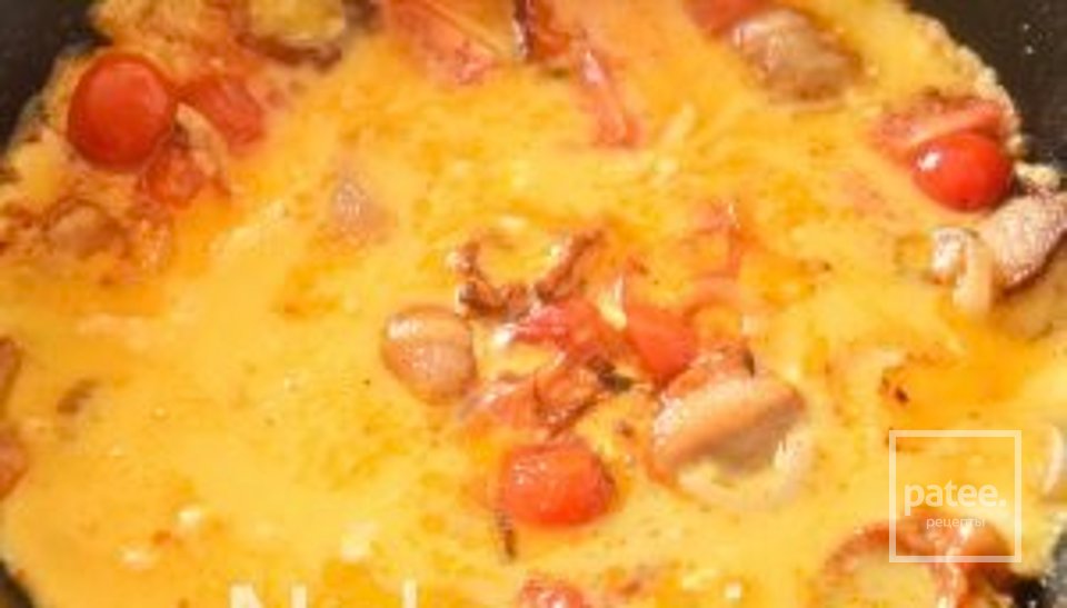 Омлет с беконом и помидорами черри 👍🏼 - Шаг 6