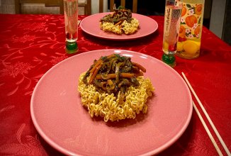 Пулькоги — корейская маринованная говядина с овощами и хрустящей лапшой