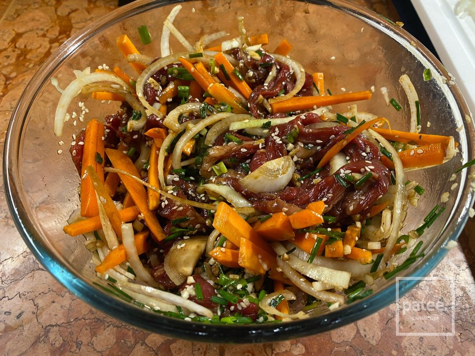 Пулькоги — корейская маринованная говядина с овощами и хрустящей лапшой - Шаг 6