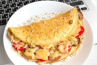 Рисовый блин на сковороде