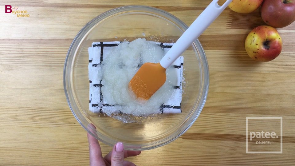 Кексы на кефире с яблоками - Шаг 1