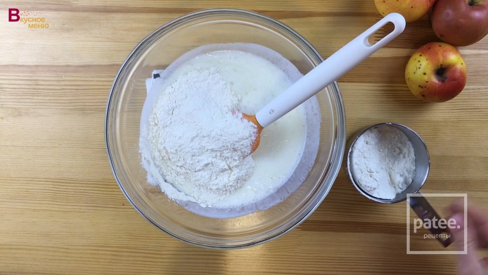 Кексы на кефире с яблоками - Шаг 3
