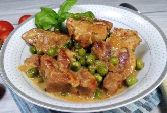 Мясо в сливочном соусе с зелёным горошком