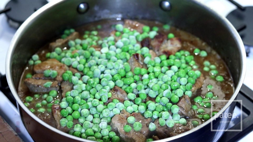 Мясо в сливочном соусе с зелёным горошком - Шаг 8