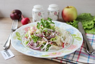 Салат с редькой, яблоком и красным луком