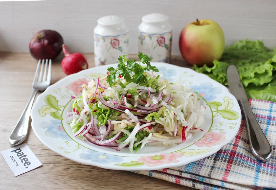 Салат из редьки яблока и огурца. Салат с капустой и редькой. Тушеная зеленая редька. Салат из редьки и сыра. Салат с зеленой редькой.
