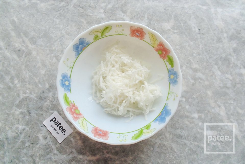 Салат с редькой, яблоком и красным луком - Шаг 2