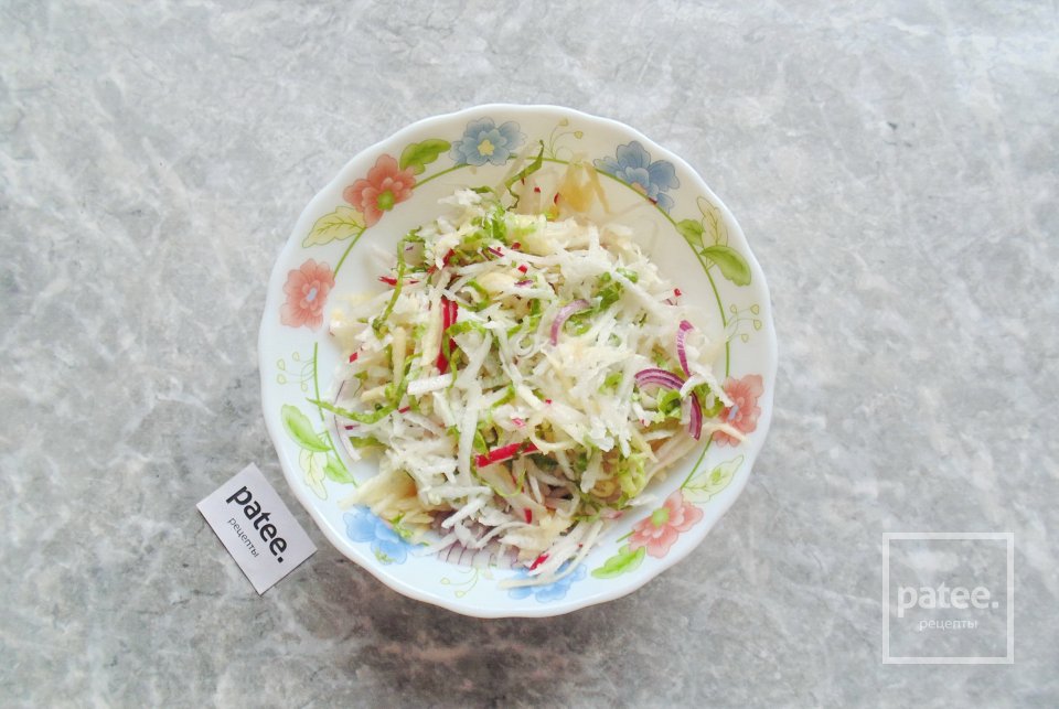 Салат с редькой, яблоком и красным луком - Шаг 7