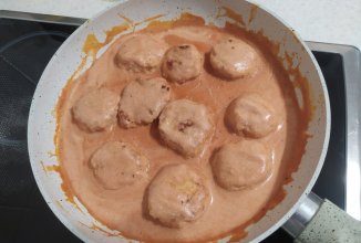 Куриные тефтельки в сметанно-томатном соусе