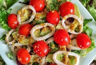 Салат с кальмарами и кукурузой