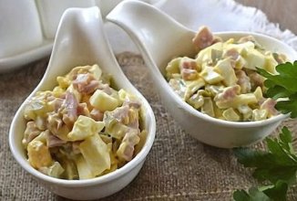 Салат с ветчиной, маринованными огурцами и яйцами 🥗