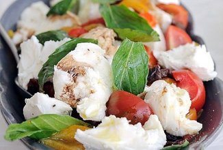 Салат из помидоров, печёного перца и моцареллы. 🥗