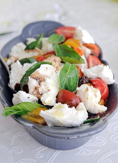 Салат из помидоров, печёного перца и моцареллы. 🥗 - Шаг 1