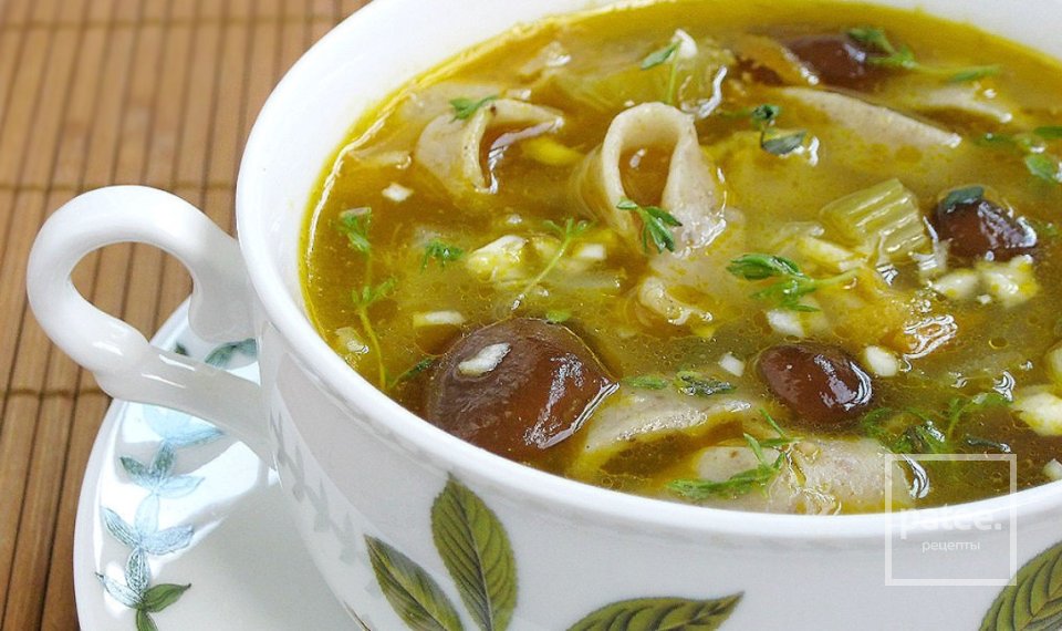 Куриный бульон с шампиньонами и домашней лапшой 🍲 - Шаг 1