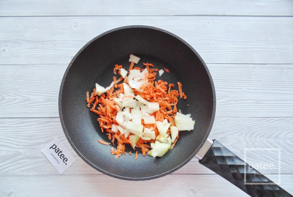 Горбуша в сметане на сковороде - Шаг 3