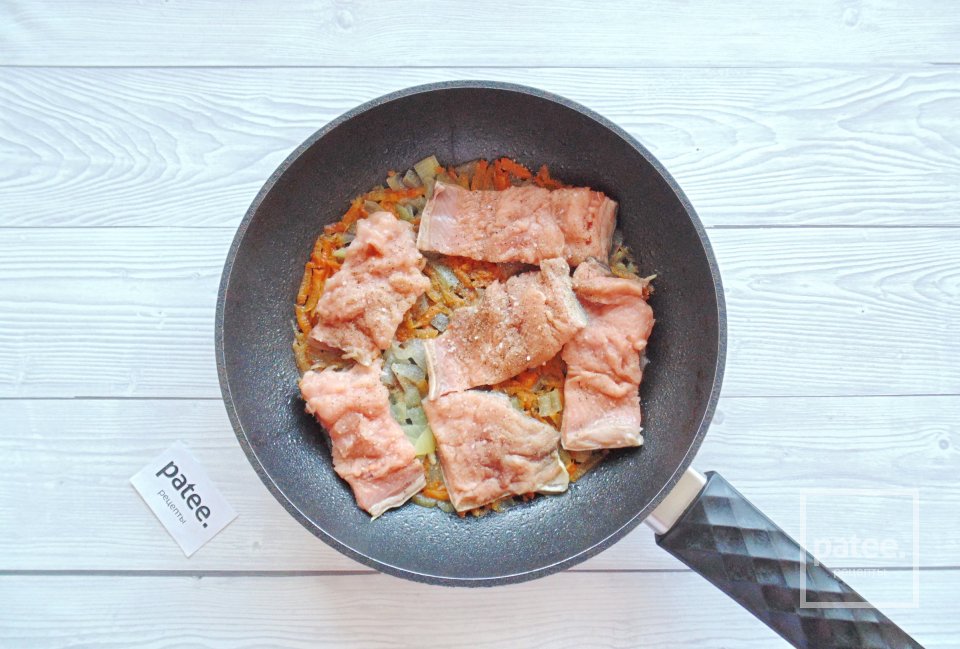 Горбуша в сметане на сковороде - Шаг 5