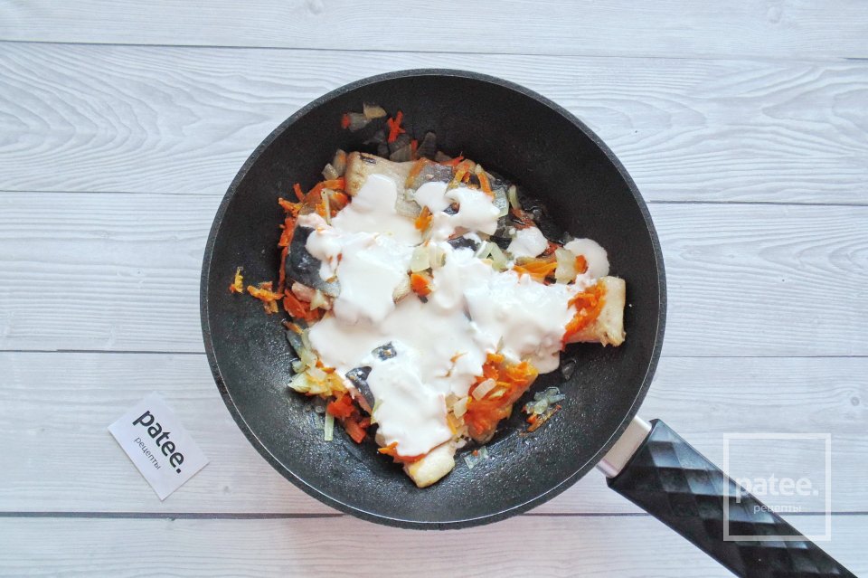 Горбуша в сметане на сковороде - Шаг 7