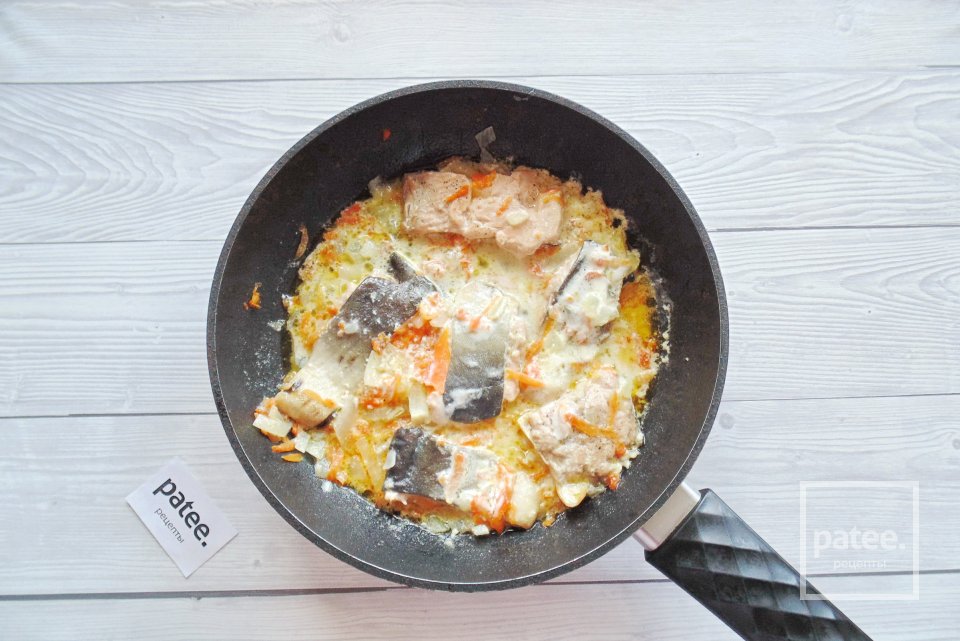 Горбуша в сметане на сковороде - Шаг 8