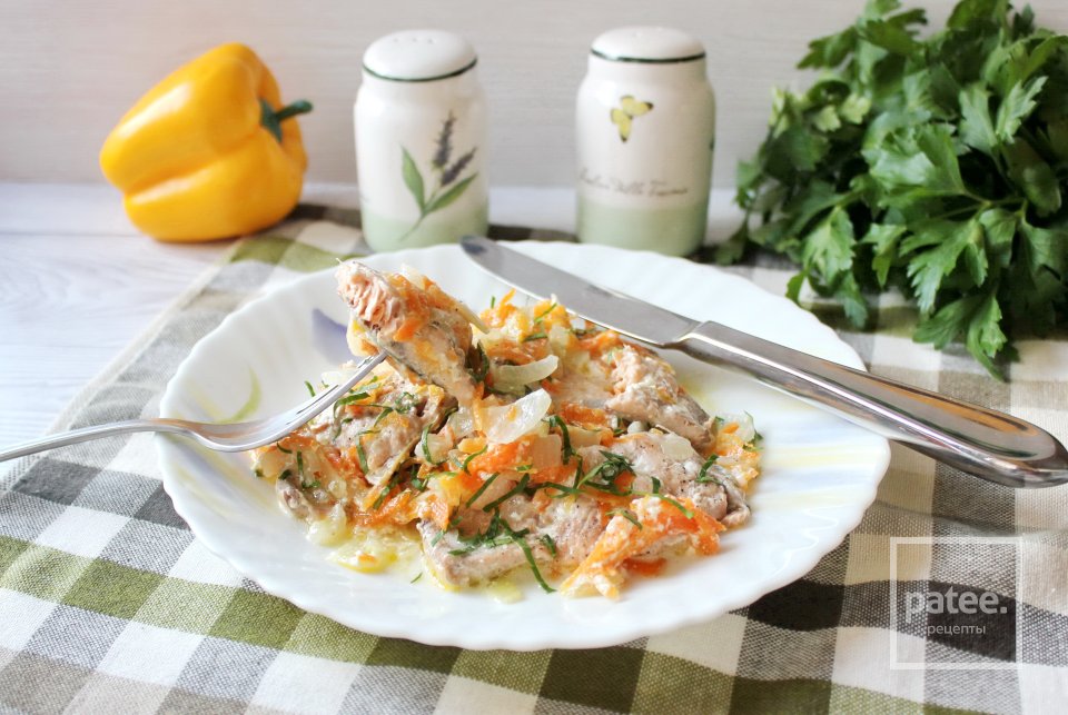 Горбуша в сметане на сковороде - Шаг 10