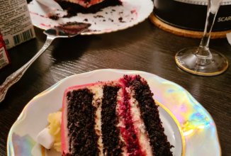 Шоколадный торт с вишневым конфи