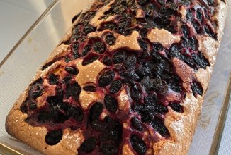 Пирог с жимолостью