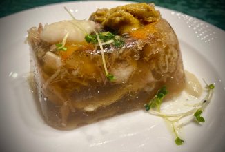 Холодец из свиных ушей и бычьих хвостов