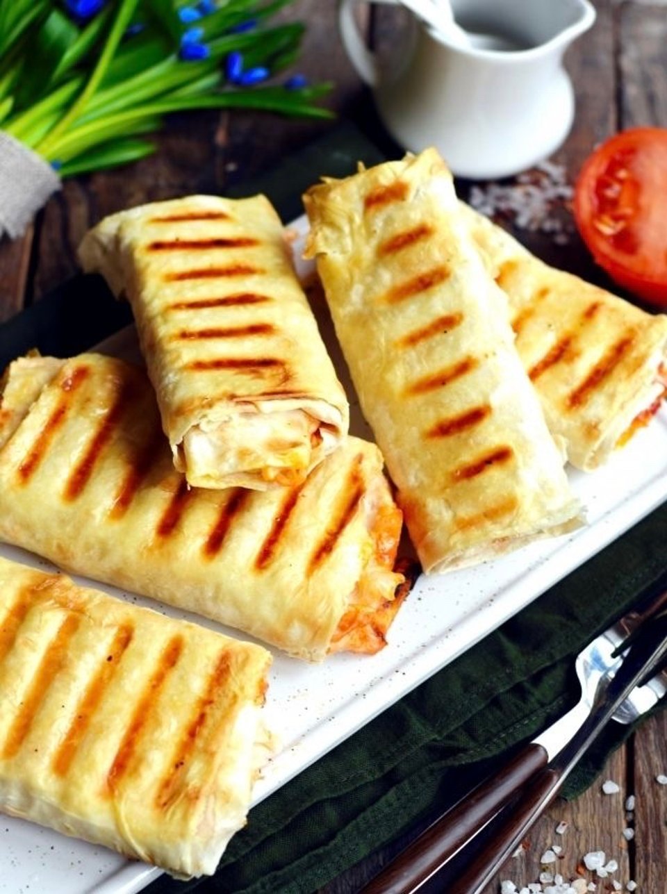 Роллы с сосиской. Домашние хот доги в лаваше. Лаваш на гриле. Сосиски в лаваше на мангале. Сарделька в лаваше.