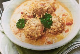 Тефтели с грибами томатно-сметаннном соусе.