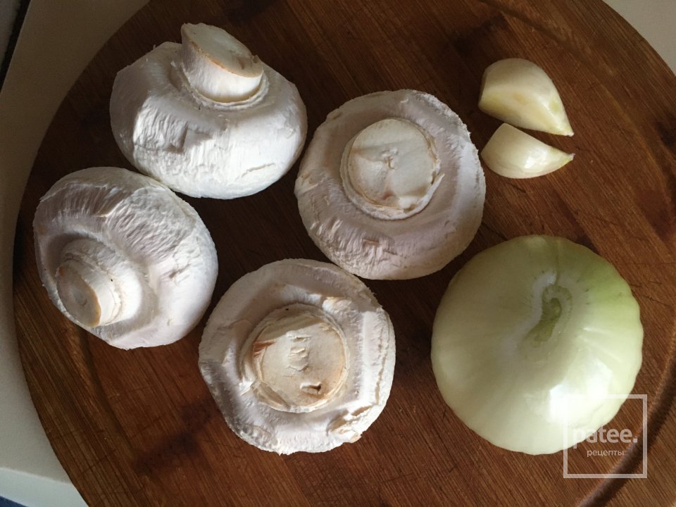 Тефтели с грибами томатно-сметаннном соусе. - Шаг 1