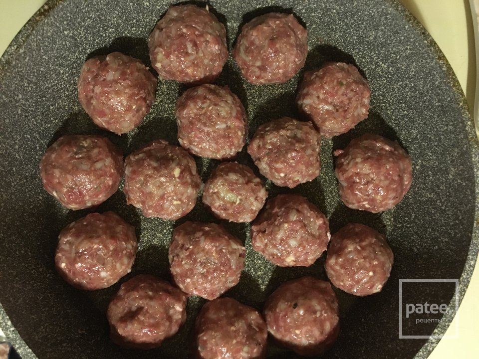 Тефтели с грибами томатно-сметаннном соусе. - Шаг 3