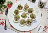 Фаршированные яйца с сардиной и луком