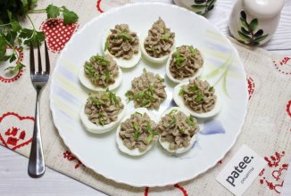 Фаршированные яйца с сардиной и луком