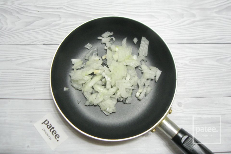 Фаршированные яйца с сардиной и луком - Шаг 2