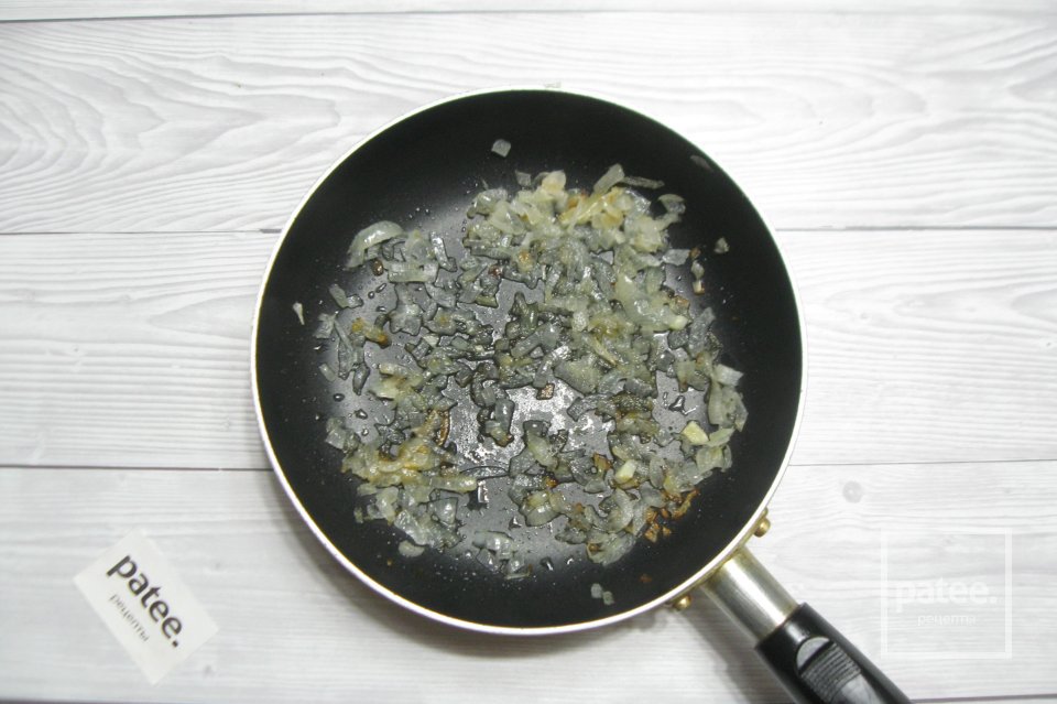 Фаршированные яйца с сардиной и луком - Шаг 3