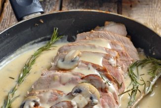 Свиной окорок с вином, сливками и грибами 🥩