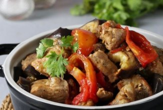 Тушёная свинина с баклажанами и помидорами 🥩