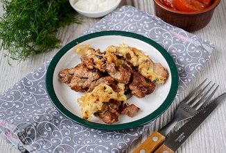 Мясо кусочками под сыром на сковороде 🥩