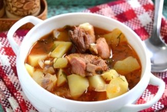 Картофель, тушенный со свиными ребрами в казане 🥩